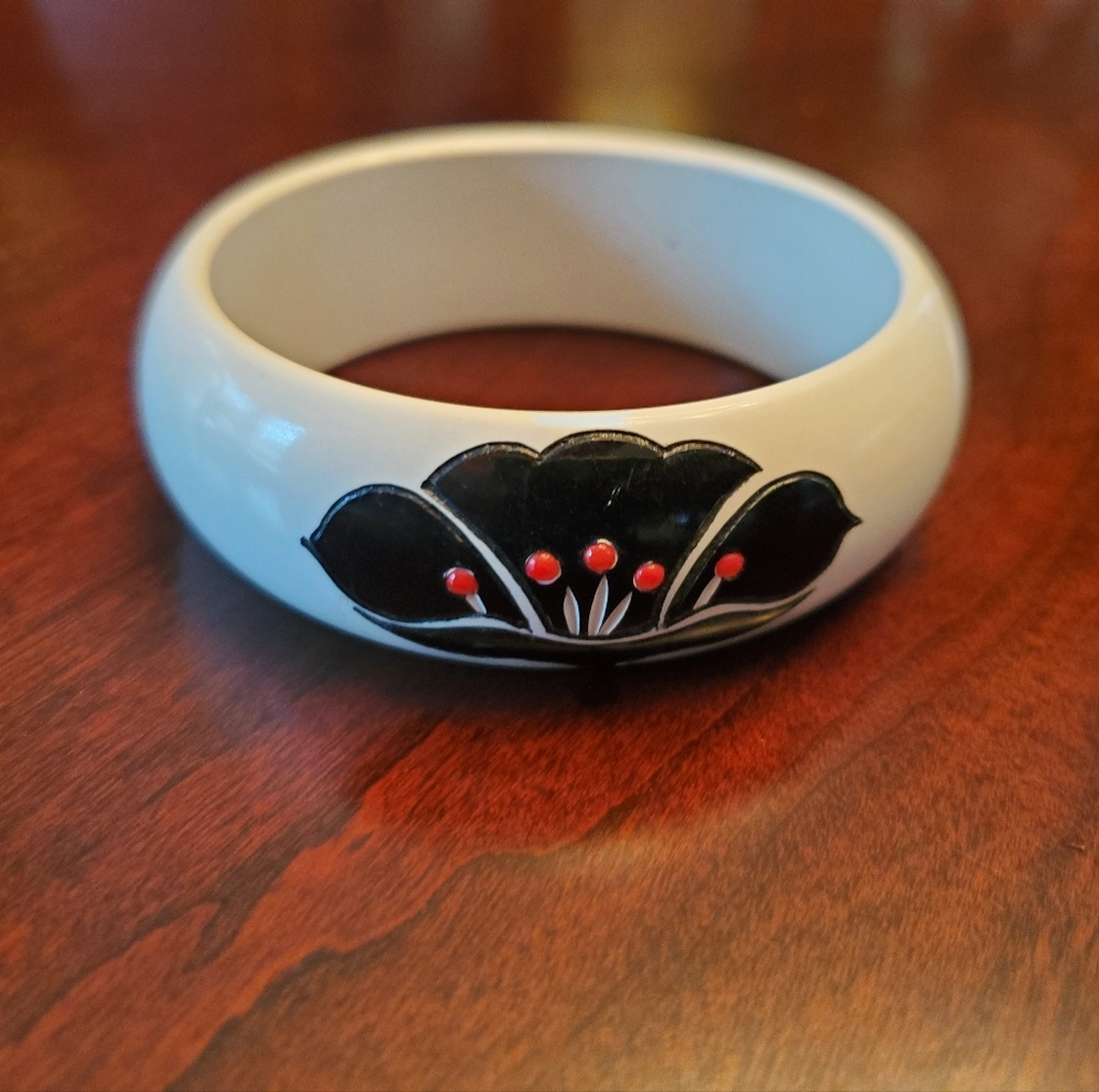 Vintage White and Black Floral Bangle